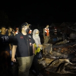 Bupati Kediri Hanindhito Himawan Pramana saat meninjau Lapak Pedagang Pasar Ngadiluwih yang terbakar. foto: ist.