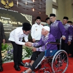 Wali Kota Batu, Nurochman dan Wakilnya, Heli Suyanto saat menyapa jemaah calon haji