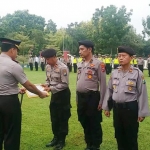 Kapolres Bangkalan AKBP Rama Samtama Putra memberikan penghargan kepada empat polsek serta SPKT yang aktif menjalankan DDS, media troops, serta pelayanan prima kepada masyarakat.