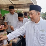 Ketua PCNU Masduki Toha melihat produk yang ditawarkan di salah satu stan Pasar Rame