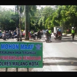 Puluhan petugas Satlantas Polres Malang Kota bersama petugas UPT Dispenda Jawa Timur menggelar razia di Jl Raya Langsep Malang, Kamis (23/02). 