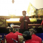 Wali Kota Pasuruan, Adi Wibowo saat memberikan sambutan di acara pagelaran wayang kulit.