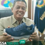 Bupati Indartato saat menunjukkan salah satu koleksi sepatu Skechers jenis Go Run pada wartawan. foto: YUNIARDI S/ BANGSAONLINE
