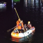 Proses evakuasi sopir speed boat di Telaga Sarangan, Sabtu (6/2) malam. foto: ANTON/ BANGSAONLINE