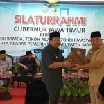 Gubernur Jatim Soekarwo saat menyerahkan tugas jabatan Bupati Sampang kepada Wabub H. Fadhilah Budiono, Sabtu (24/4).