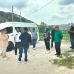 Tim Komisi I DPRD Tuban saat meninjau jalan rusak di Desa Leran Wetan