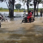 Kondisi banjir saat Kali Lamong saat meluap.