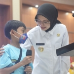Wali Kota Kediri Vinanda Prameswati saat berbincang dengan salah satu anak pejuang thalasemia. (Ist).