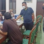 Bupati Gus Yani didampingi Koordinator Relawan Nakes Gresik Tangguh dr. Singgih saat evaluasi pelaksanaan vaksinasi. foto: SYUHUD/ BANGSAONLINE