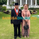 Prof Dr KH Asep Saifuddin Chalim, MA bersama istri tercintanya, Nyai Hj Alif Fadhilah di Istana Negara Jakarta, Senin (25/8/2025). Foto: BANGSAONLINE

