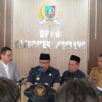 Bupati Jombang Warsubi saat jumpa pers