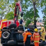 Evakuasi kendaraan yang terlibat kecelakaan di Surabaya.