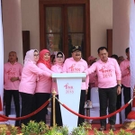 Gubernur Jawa Timur beserta Ketua Yayasan Kanker Indonesia (YKI) Cabang Jawa Timur, melakukan penekanan tombol peresmian kegiatan Pink October 2018 Jatim Care To Cancer di Gedung Negara Grahadi.