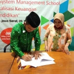 Ketua Pergunu Jawa Barat, Dr. H. Saepuloh, M.Pd. dan Yane Roosyana Pemimpin Divisi Institutional Banking BJB Syariah saat menandatangani MoU, Senin (29/6/2020). foto: ist/ bangsaonline.com