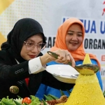 Wali Kota Kediri saat memotong tumpeng didampingi Ketua Umum GOW Kota Kediri periode 2025-2030, Faiqoh Azizah Muhammad Qowimuddin. Foto: Ist