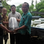 Anggota DPRD Jatim, Mochamad Alimin (dua dari kanan), saat memberi bantuan bibit ikan kepada kelompok petani ikan air tawar di Tulungagung. Foto: Ist