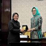 Walikota Surabaya Tri Rismaharini dan Walikota Tangsel Airin Rachmi Diany saat menandatangani kerja sama. Foto:yuli eksanti/BANGSAONLINE
