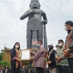 Penyerahan piagam rekor MURI patung Gajah Mada tertinggi disaksikan oleh kepada H. Mulyono, disaksikan oleh Bupati Mojokerto Ikfina Fatmawati beserta tokoh agama dan budaya.