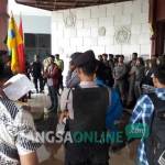 Massa aktivis mahasiswa ketika demo di kantor Pemkab Gresik. foto: syuhud/ BANGSAONLINE