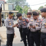 Wakapolres Kediri Kota, Kompol Dodik, saat memeriksa HP para anggota. Foto: Ist