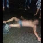 Pencuri yang sekarat sebelum dievakusi ke rumah sakit dan akhirnya meninggal. foto: catur andy/ BANGSAONLINE