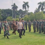 Kapolres Ngawi AKBP Dicky Ario Yustisianto saat meninjau pasukan dalam apel kesiapan pengamanan Nataru.