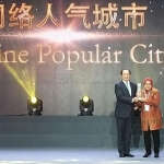 Wali Kota Surabaya Tri Rismaharini saat menerima penghargaan Guangzhou Awards 2018. (foto: ist)