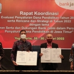 PT Bank Pembangunan Daerah Jawa Timur Tbk melakukan penandatanganan Perjanjian Kerjasama dengan Dinas Pendidikan Provinsi Jatim untuk meningkatkan layanan penyaluran dana Bantuan Operasional Sekolah (BOS). foto : istimewa.