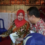 Bupati Kediri dr. Haryanti Sutrisno saat mengunjungi salah satu stan pameran di Kawasan Simpang Lima Gumul.