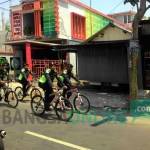Petugas Brigadir kepolisian dari Polres Kediri saat patroli menggunakan sepeda pancal di kampung Ingrris Kecamatan Pare, Kabupaten Kediri. foto: dendi martoni/BANGSAONLINE