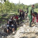 Percepat penyelesaian jalan tembus di Desa Lengkong Lor, Kecamatan Ngluyu, Banser, PSHT, PN dan Persinas Asad bahu membahu membantu pengerjaannya. Foto: BAMBANG/ BANGSAONLINE
