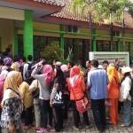 Antrean panjang pengurusan administrasi Kependudukan di Dispendukcapil Kabupaten Jombang. foto: ROMZA/ BANGSAONLINE