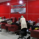 Pelaksanaan donor darah di PMI Sidoarjo. (foto: ist).