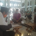Stefanus Andriyanto, mengikrarkan dua kalimat syahadat di depan Dr. KH. Muhammad Sujak di Masjid Nasional Al-Akbar Surabaya, Jumat (11/12/2020). foto: mma/ bangsaonline.com