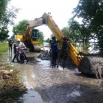 Salah satu ekskavator yang melakukan perbaikan tanggul Kali Ingas di Desa Kedungprimpen, Kecamatan Kanor, Bojonegoro. Foto: EKY NURHADI/BANGSAONLINE