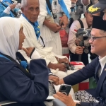 Menhaj Gus Irfan langsung sambut jemaah lansia dari Embarkasi Kertajati. Foto: MCH 2026.