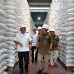 Pimpinan Perum BULOG Kanca Kediri, Harisun (kanan) saat mendampingi anggota Komisi VIII DPR RI dan rombongan, meninjau Gudang Bulog Paron. (Ist).
