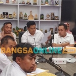 Ketua DPRD Gresik, M Syahrul Munir, didampingi Ketua Komisi I, Muhammad Rizal Saputra, Ketua Komisi II, Wongso Negoro, dan Ketua Komisi IV, Muchamad  Zaifudin saat hearing dengan manajemen Dee Beauty dan eks karyawan. FOTO: SYUHUD/BANGSAONLNE