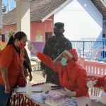 Para pengunjung dan pedagang pasar Kesamben saat antre mengikuti rapid test.