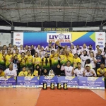 Dirut Petrokimia Gresik, Daconi Khotob bersama tim bola voli putri PGPI mengangkat trofi usai menjuarai Livoli Divisi Utama 2025. Foto: Ist.