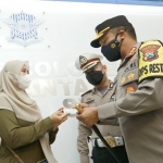 Kapolrestabes Surabaya Kombes Pol Akhmad Yusep Gunawan secara simbolis menyerahkan SIM kepada seorang peserta yang lulus ujian teori dan praktik.