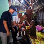 Penyerahan bantuan paket sembako kepada warga terdampak banjir.