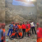 DPC PDIP Kabupaten Pasuruan saat mengibarkan bendera merah putih di tebing setinggi 60 meter.