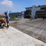 Wali Kota Risma saat meninjau proses pembangunan Jembatan Joyoboyo yang tahap pengecorannya sudah menyambung ke jalan di sisi utara. (foto: ist).