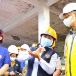 Gubernur Khofifah saat meninjau evakuasi yang dilakukan petugas terhadap robohnya salah satu bangunan di Ponpes Al Khoziny, Sidoarjo.