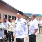 Wakil Bupati Jember, KH Balya Firjaun Barlaman, meninjau pembangunan SMP dan masjid milik Yayasan Imam Syafii.