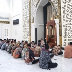 Sejumlah polisi dan ASN Polresta Sidoarjo menggelar doa bersama untuk korban gempa Cianjur di Masjid Al Ikhlas Jalan Raya Cemengkalang, Kamis (24/11/2022).