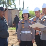 Kapolres Malang, AKBP Putu Kholis Aryana, saat meninjau progres pembangunan Satpas Prototype di Dusun Tegaron, Desa Panggungrejo, Kecamatan Kepanjen.