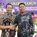 Ketua AKD Gresik terpilih, Nurul Yatim (kanan), mendapatkan ucapan selamat dari Ketua KWG M. Syuhud Almanfaluty. foto: SYUHUD/ BANGSAONLINE