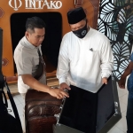 PRODUK LOKAL: Bambang Haryo Soekartono (BHS) melihat salah satu koper saat mengunjungi Koperasi Intako, di Desa Kedensari Tanggulangin, Sabtu (11/7). foto: MUSTAIN/ BANGSAONLINE